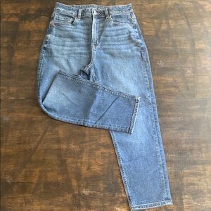 American Eagle Outfitters High Rise Mom Jeans size 8S - Blue